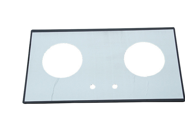 燃?xì)庠蠲姘?></p>
<p>1、安全方面對(duì)比</p>
<p>鋼化玻璃面板：鋼化玻璃面板在各方面都能媲美于不銹鋼面板，對(duì)于用戶所擔(dān)心的爆炸事件，其實(shí)根本原因是用戶在使用時(shí)不當(dāng)，鋼化玻璃是一種新型的材料，鋼化玻璃屬于安全玻璃，鋼化玻璃其實(shí)是一種預(yù)應(yīng)力玻璃，為提高玻璃的強(qiáng)度，通常使用化學(xué)或物理的方法，在玻璃表面形成壓應(yīng)力，玻璃承受外力時(shí)首先抵消表層應(yīng)力，從而提高了承載能力，增強(qiáng)玻璃自身抗風(fēng)壓性，寒暑性，沖擊性等。許多消費(fèi)者對(duì)其沒有認(rèn)識(shí)，在使用上只要做到定期清理灶圈上的雜質(zhì)和積碳，以免出火孔堵塞引起回火，平日要做好面板的清洗和養(yǎng)護(hù)，不可重力撞擊灶面，盡量避免讓灶面過熱或突然遇冷，這些只要在平常使用的時(shí)候稍加注意一下，就可以避免出現(xiàn)面板爆炸的情況。</p>
<p>?</p>
<p>不銹鋼面板：不銹鋼面板應(yīng)用最早最廣泛，但如果材質(zhì)不好，或者面板與底殼扣得不好，用久以后容易發(fā)生翹曲，特別是那種比較薄的，還有眾所周知，燃?xì)庠钤诠ぷ鞯臅r(shí)候灶頭附近的溫度會(huì)很高，燃?xì)庠蠲姘逅玫牟讳P鋼材質(zhì)在導(dǎo)熱這方面下了很多功夫，即使燃?xì)庠罟ぷ骱荛L(zhǎng)時(shí)間，面板的多處溫度還如常溫。在耐熱上，用戶可以隨意將很熱的鍋放在面板上，而不用擔(dān)心面板有問題。強(qiáng)度方面也是不銹鋼所擅長(zhǎng)的，不用擔(dān)心面板會(huì)有任何問題。</p>
<p>?</p>
<p>2、清潔方面對(duì)比</p>
<p>鋼化玻璃面板：面板在清潔上和不銹鋼面板相似，直接拿濕抹布蘸一點(diǎn)清潔劑就可以祛除表面的油污了，而且鋼化玻璃在擦拭后雖然也會(huì)留下水印，但是配合面板的底色，印記就不是很明顯了，不會(huì)影響整體的美觀，清潔上還是比不銹鋼面板方便一些的。</p>
<p>?</p>
<p>不銹鋼面板：在清潔上非常的方便，使用過后直接拿濕抹布蘸上一點(diǎn)清潔劑，可以直接祛除油污了。但是要注意的是，有水的抹布擦完之后會(huì)在不銹鋼面板上留下水漬而且會(huì)影響美觀，擦拭之后最好用干燥的抹布再擦拭一遍，這樣效果就會(huì)非常好了，最重要的一點(diǎn)就是如果不小心用鋼絲球擦不銹鋼面板就會(huì)導(dǎo)致面板刮花影響美觀，所以這一點(diǎn)比不上鋼化玻璃面板。</p>
<p>?</p>
<p>綜合以上的內(nèi)容總結(jié)，整體對(duì)比下來鋼化玻璃面板的材質(zhì)要比不銹鋼面板的材質(zhì)要更有優(yōu)勢(shì)，所以在選擇燃?xì)庠畈馁|(zhì)方面來講小編推薦鋼化玻璃面板材質(zhì)的燃?xì)庠?，希望以上?nèi)容對(duì)大家有所幫助。</p>
<p><br></p>
</p>

                </div>
            </div>
            
            <div   id=